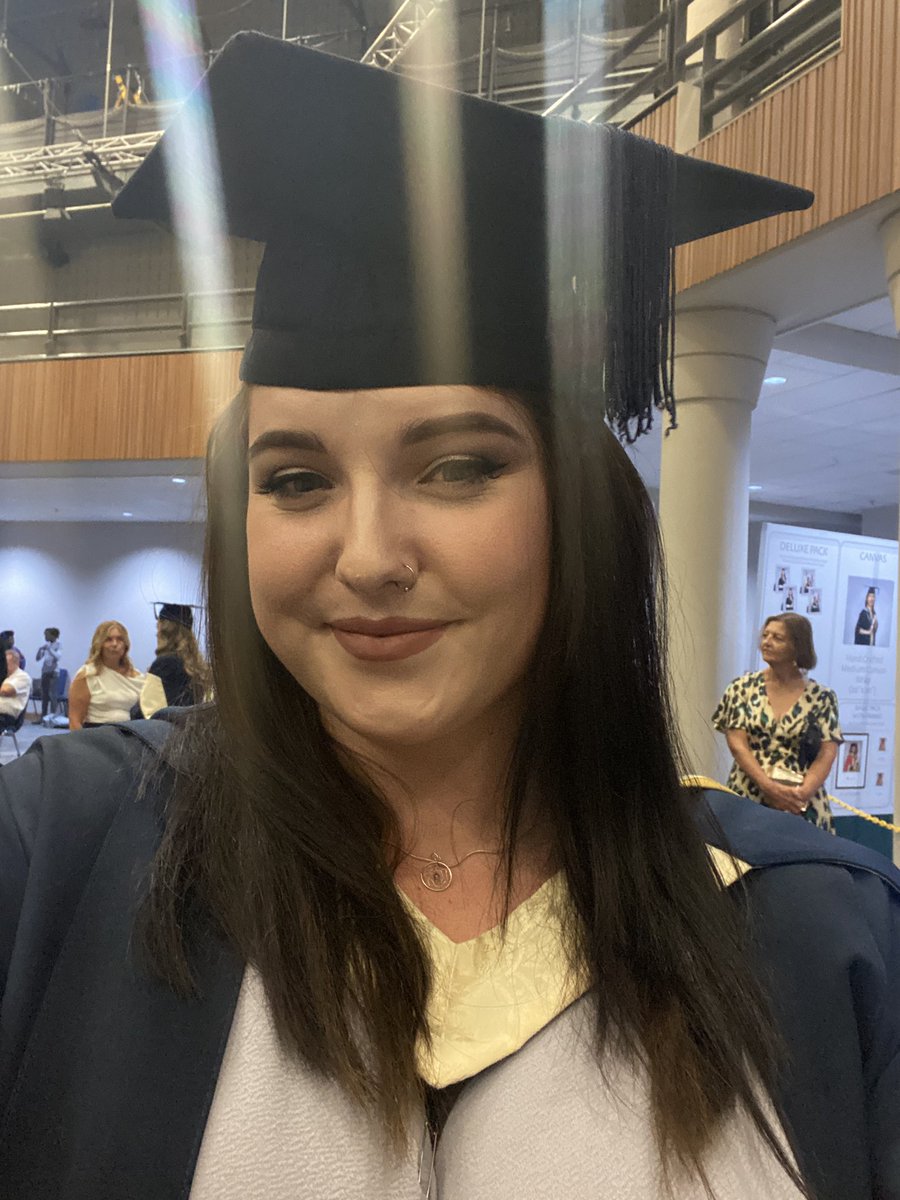 Morpeekaboo's tweet photo. Ya girl is officially a graduate! 🎓👩🏻‍🎓 https://t.co/9IHm27qMq7