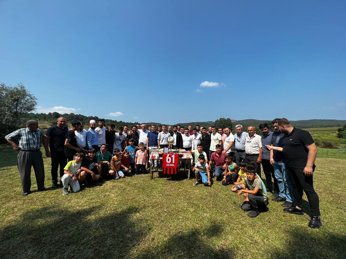 Tayfunarsinkol's tweet photo. 📍Sakarya/Söğütlü 

İlçemizde gerçekleştirilen Genç kategorisinde 16 takım içerisinde şampiyon olan Yeniköy mahallemizin organizasyonuna İl Gençlik Kolları Başkanımız @m_caliskan54 ile birlikte katılıp hediye takdiminde bulunduk. 

@eyupkadirinan @avyusufibis https://t.co/wLjKJyJ3xV