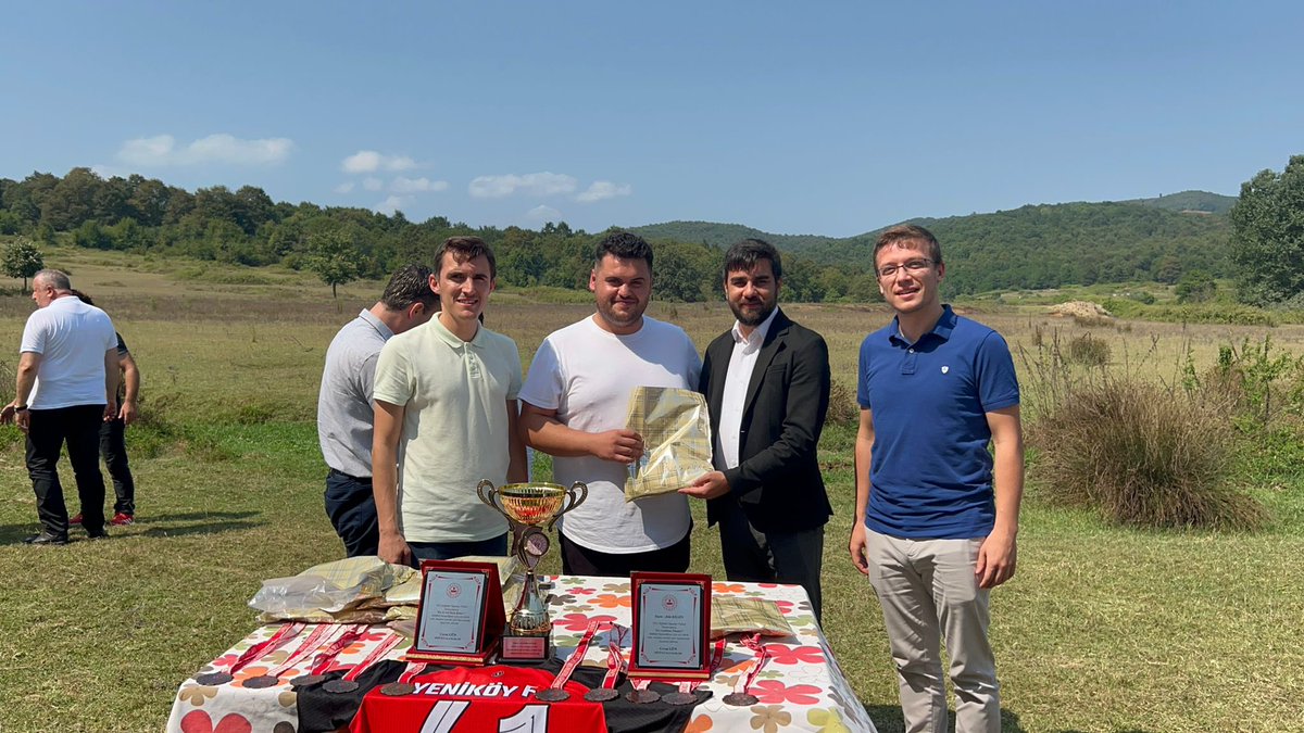 Tayfunarsinkol's tweet photo. 📍Sakarya/Söğütlü 

İlçemizde gerçekleştirilen Genç kategorisinde 16 takım içerisinde şampiyon olan Yeniköy mahallemizin organizasyonuna İl Gençlik Kolları Başkanımız @m_caliskan54 ile birlikte katılıp hediye takdiminde bulunduk. 

@eyupkadirinan @avyusufibis https://t.co/wLjKJyJ3xV