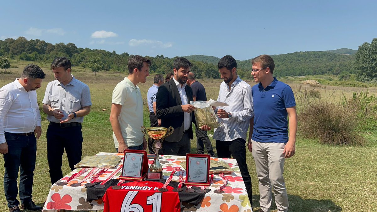 Tayfunarsinkol's tweet photo. 📍Sakarya/Söğütlü 

İlçemizde gerçekleştirilen Genç kategorisinde 16 takım içerisinde şampiyon olan Yeniköy mahallemizin organizasyonuna İl Gençlik Kolları Başkanımız @m_caliskan54 ile birlikte katılıp hediye takdiminde bulunduk. 

@eyupkadirinan @avyusufibis https://t.co/wLjKJyJ3xV