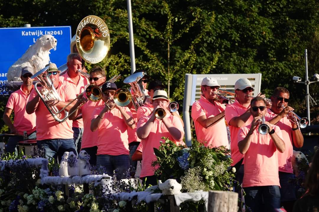 Heetste corso ooit <a href="/FlowerparadeRB/">Flower Parade Rijnsburg</a> Maar wel een schitterende dag gehad. Woensdag 17 aug. 17:05 uitzending op NPO1 bij <a href="/OmroepMAX/">Omroep MAX</a>