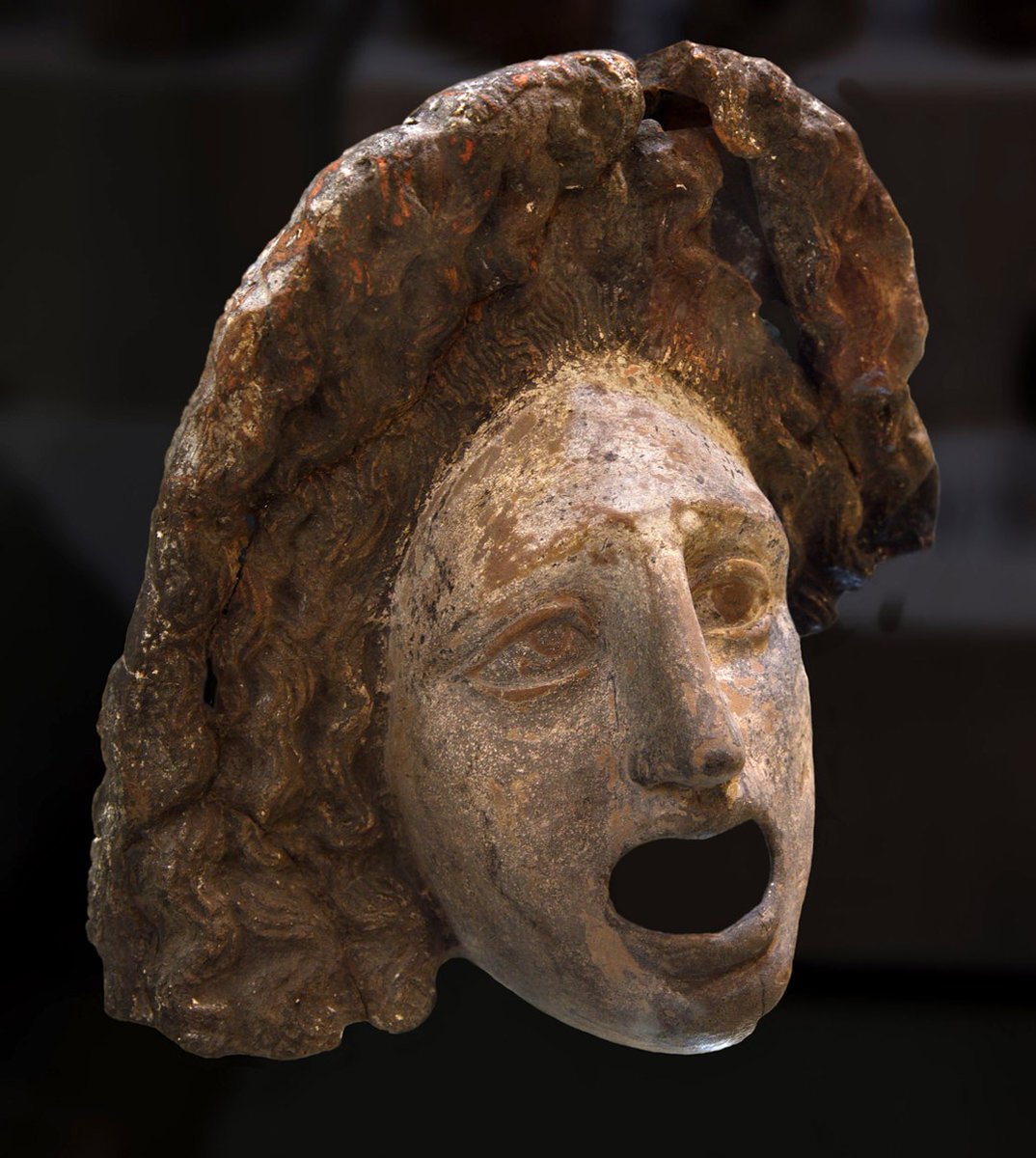 Tragedya oyunlarında kullanılan ve katákomos ōchrá olarak kategorize edilen bir tiyatro maskı. Boyalı pişmiş topraktan. MÖ 4. yüzyıla tarihlenen eser, İtalya'nın Lipari bölgesinden. Mandralisca Müzesi'nde sergileniyor.

📷Ilya Shurygin