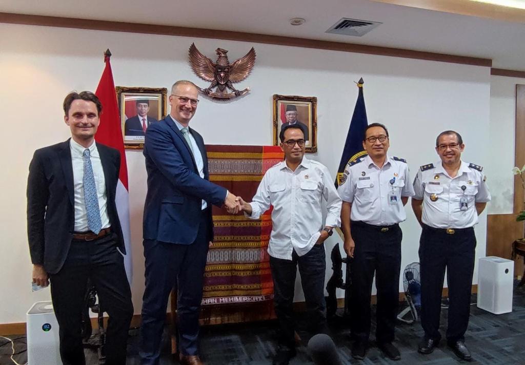 Minggu lalu saya senang  bertemu lagi dengan Menteri Perhubungan Indonesia <a href="/BudiKaryaS/">Budi Karya Sumadi</a> untuk membahas kerja sama lebih lanjut di sektor maritim termasuk peluang bagi Indonesia untuk memainkan peran kunci dalam hal dekarbonisasi pelayaran global!
