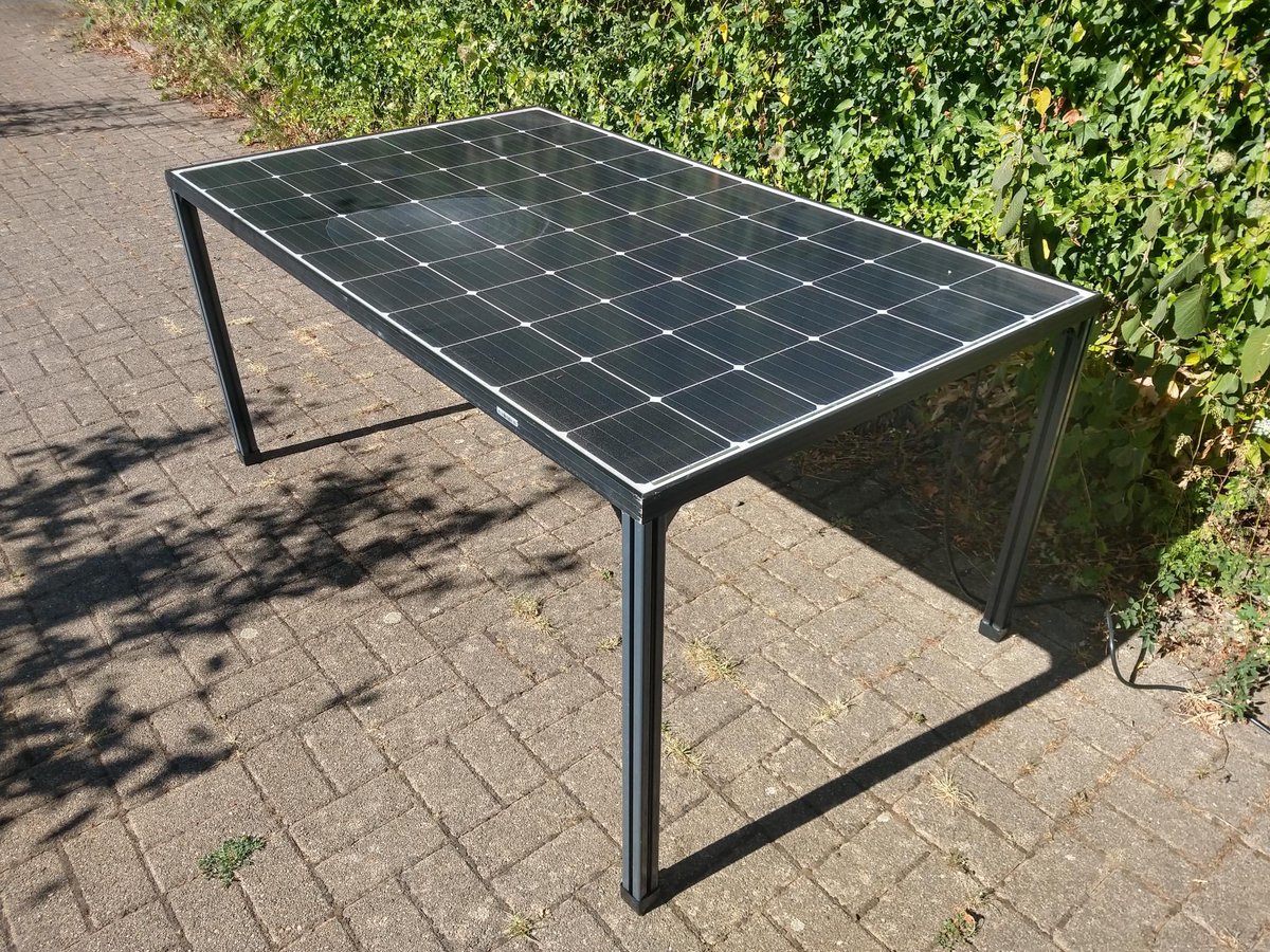 #Solartisch bauen und als Steckersolaranlage betreiben.

Mit einfachen Mitteln, ca. 70,- Investition und etwas handwerklichem Geschick (Bohrmaschine) in 1-2 Stunden aufgebaut.
Wenn nur 2 Tischbeine montiert sind, ist das Modul mit ca. 45 bzw. 30 Grad aufgeständert.