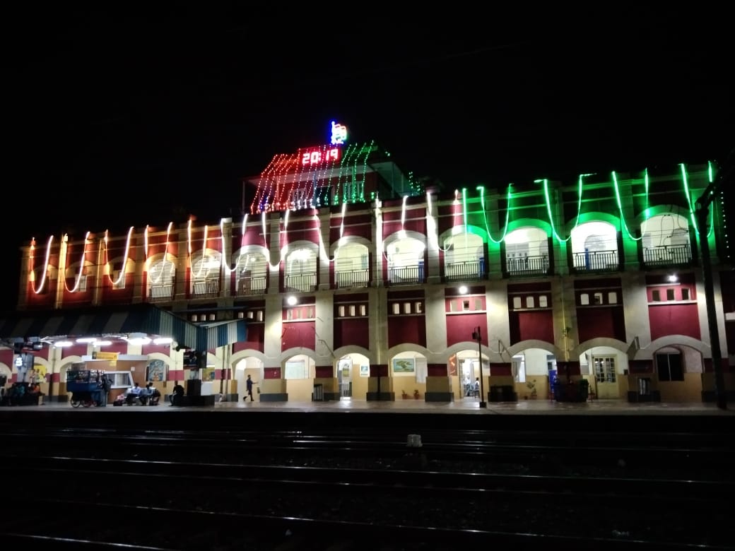 Divisional Railway Office and Kharagpur Railway station has been enlighted with tricolour theme. Jai Hind #AzadiKaAmritMahotsav #IndiaAt75 <a href="/GMSERAILWAY/">GM/SER</a> <a href="/RailMinIndia/">Ministry of Railways</a> <a href="/MinOfCultureGoI/">Ministry of Culture</a>