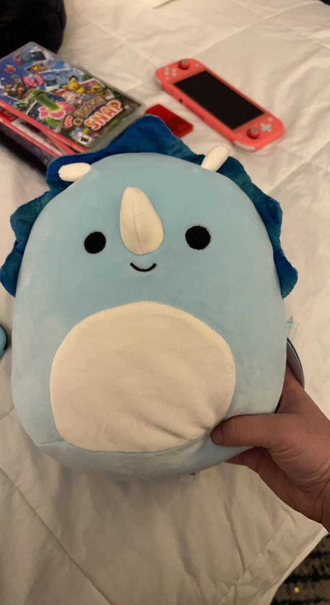 _makaluh's tweet photo. Shoutout to my boyfriend for getting me such great gifts for my birthday and being so excited he HAD to give them to me early. I love him so much. https://t.co/CenH3bB68y