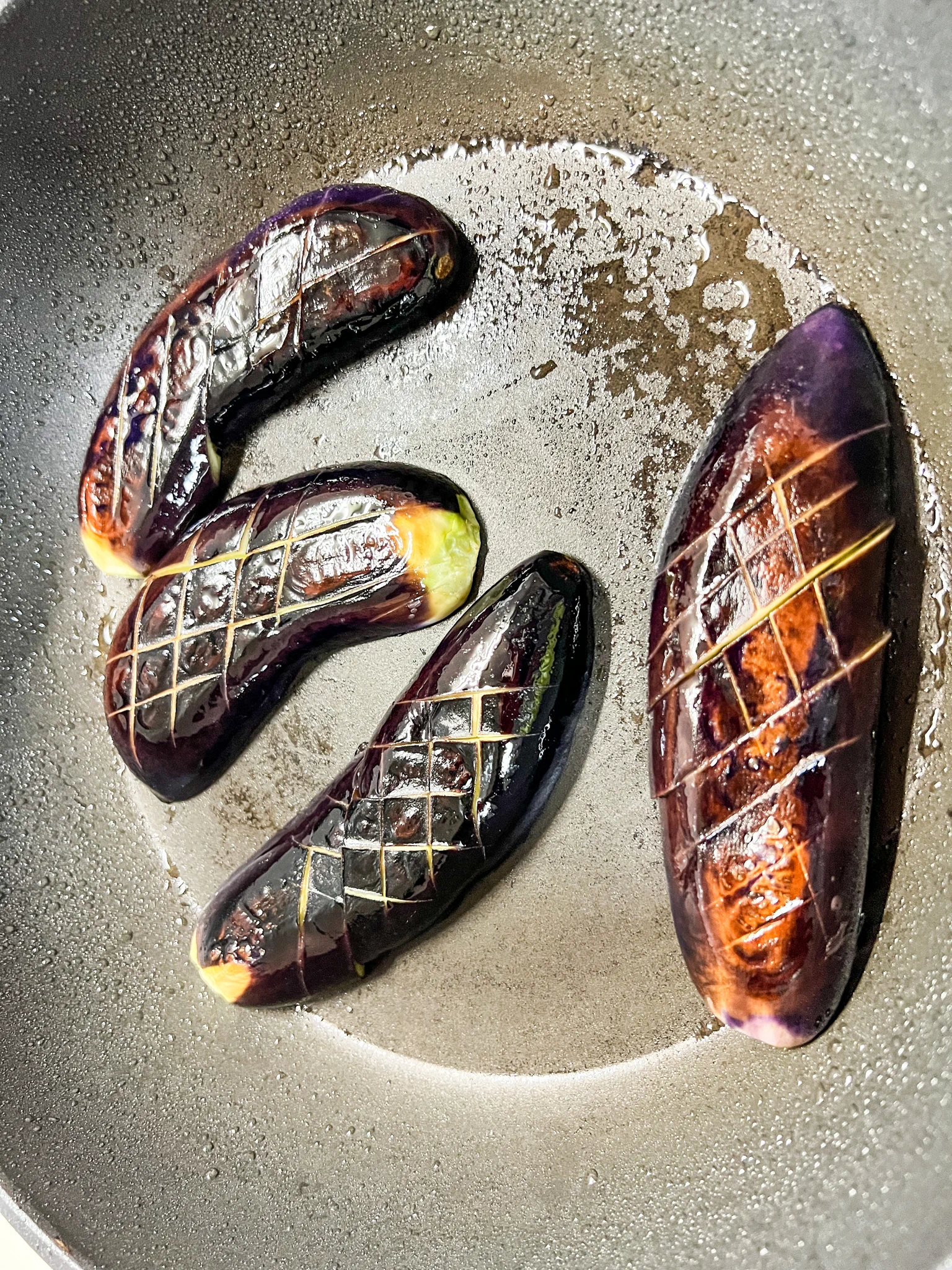 ヘルシーに調理できてナイスナス。「ナスは塩水に10分ほど漬けてから調理する」