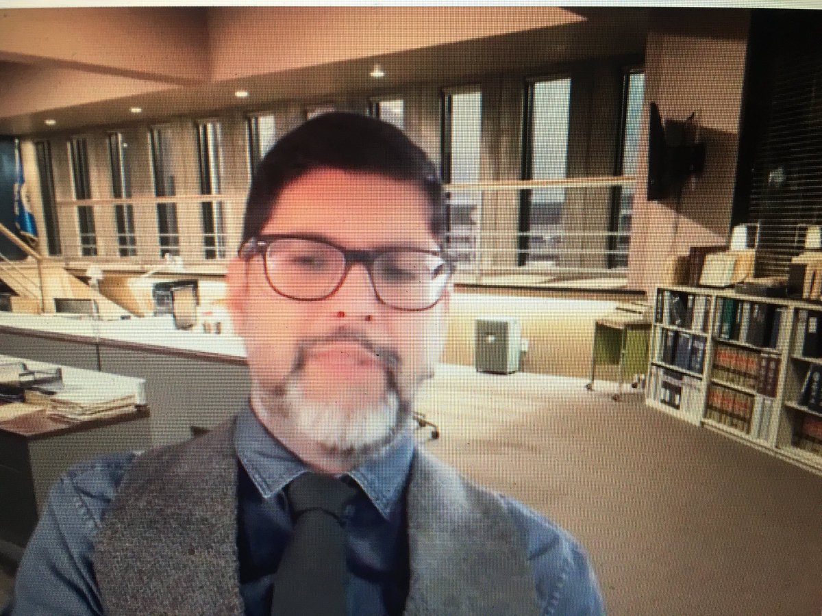 TraversOxf's tweet photo. The plausible @radiomukhers captured so well by @Shotsblog - stayed in character for a terrific @HildasCrime Whodunnit ‘Murder in Green’ by @PhilipGooden - from the pipe &amp; hat to the Zoom background for online attendees, a performance as highly polished as his brogues! Bravo https://t.co/yE3dt1aoFI