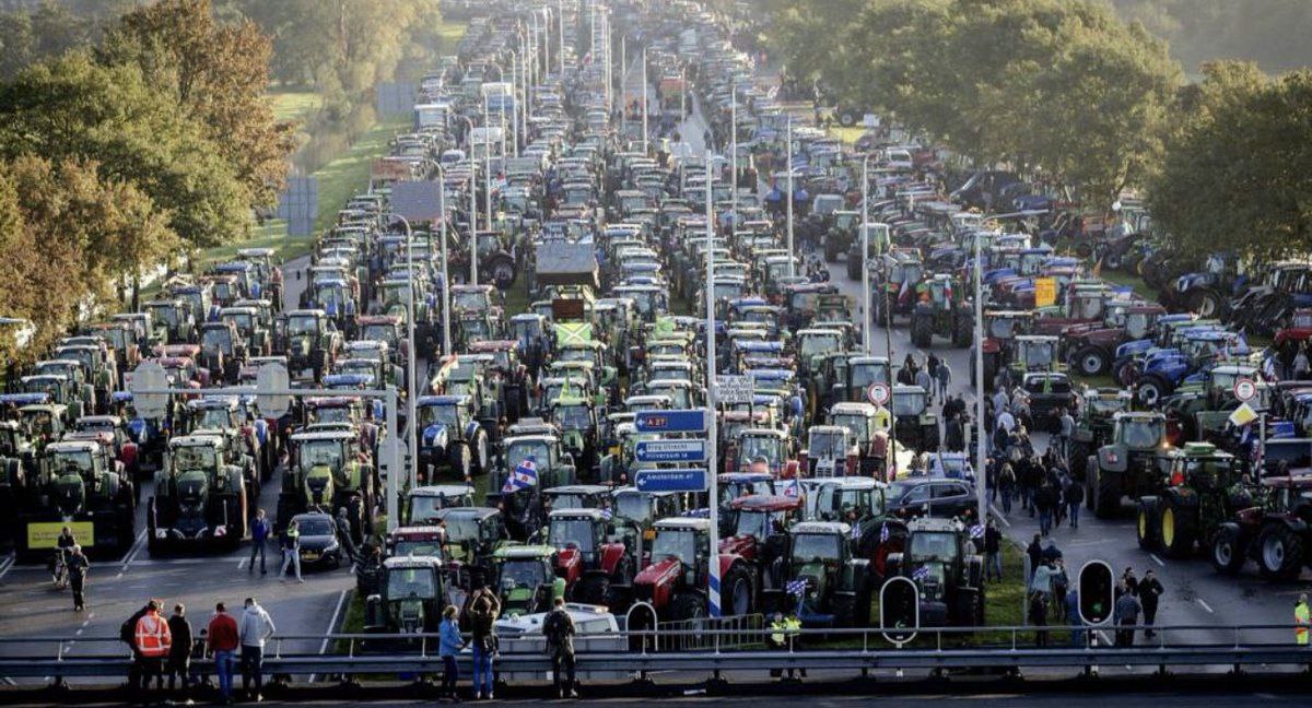 _samedi_'s tweet photo. Pays-Bas - Vous ne verrez jamais cette photo d'agriculteurs néerlandais sur votre téléviseur…. Klaus sait que si des images comme celle-ci parviennent un jour aux médias grand public, elles motiveront et inspireront le monde entier, et les mondialistes seront finis. https://t.co/CykVQq3Tsk