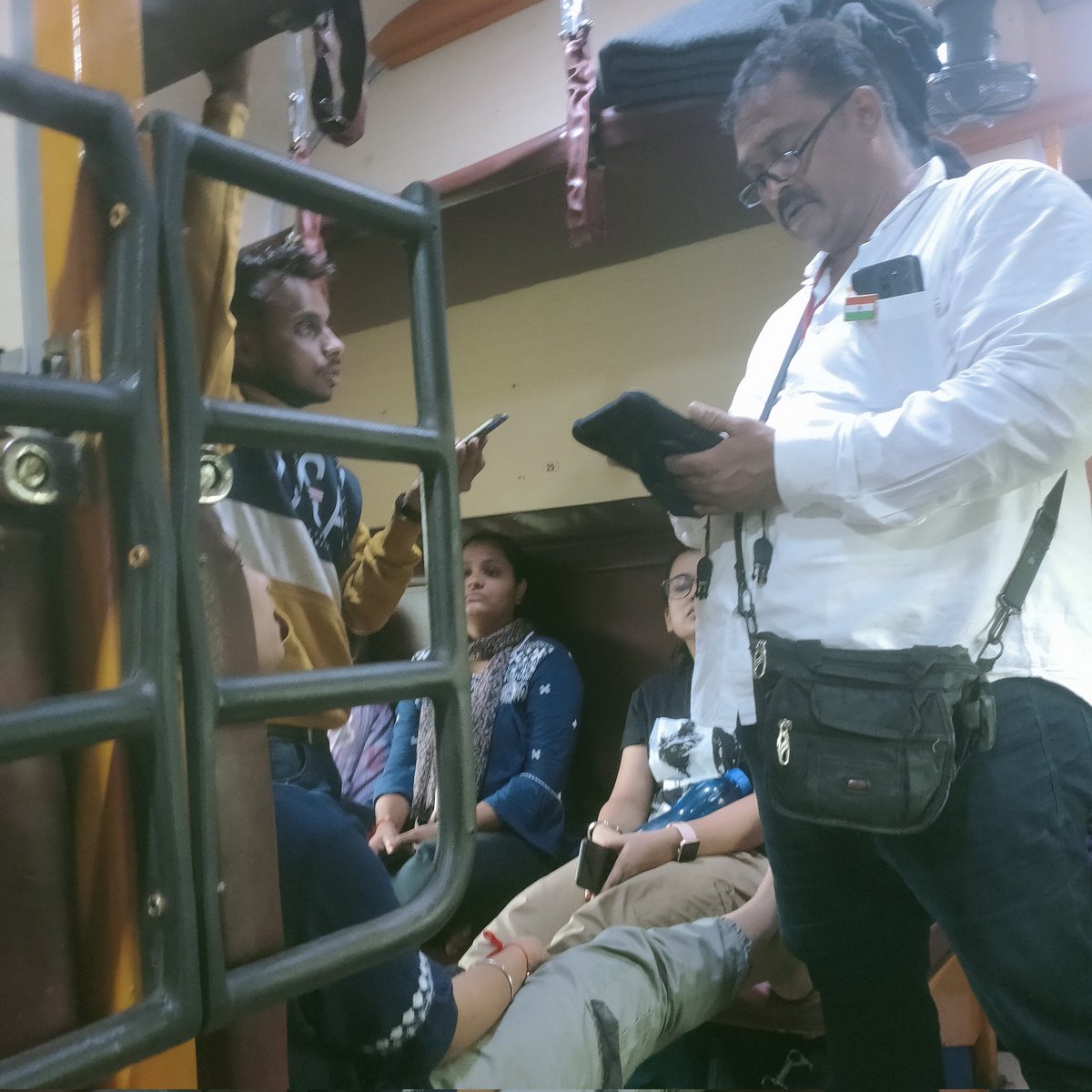 fweetu's tweet photo. TC with a tab.Good to see upgradation after lockdown.
#railwayminister #indianrailways #ashwinivaishnaw https://t.co/mDLVqTyS0L