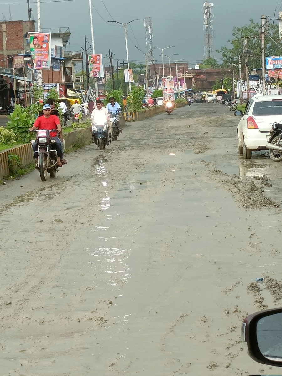 AbhikeshShukla's tweet photo. ये है अमेरिका से भी अच्छी, मध्य प्रदेश की सड़क। तहसील अमरपाटन के मुख्य मार्ग का हाल। आज मैं गिरते – गिरते बचा। @OfficeofSSC @JansamparkMP @CMMadhyaPradesh @MORTHIndia @nitin_gadkari https://t.co/F8vwWfeSYr