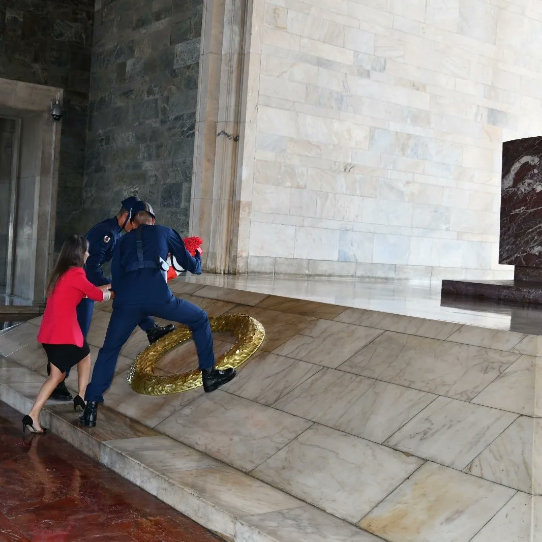 Bilişim Teknolojileri Eğitimcileri Derneği olarak Başöğretmen Mustafa Kemal Atatürk'ün huzuruna çıktık.Onun biz öğretmenlerden istediği gibi fikren, ilmen, fennen, bedenen kuvvetli ve yüksek seciyeli cumhuriyet muhafızları yetiştirmek için elimizden gelen her şeyi yapacağız.