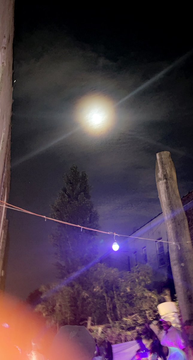 LabrishTeaor's tweet photo. The #moon was performing for me tonight. I can’t go to Mars with @elonmusk anymore. I’m too connected to this Planet. Mother Moon why you so baddddd. #moonshot #moonshine #moonpics . #moonmessage https://t.co/zLVbcJswAU