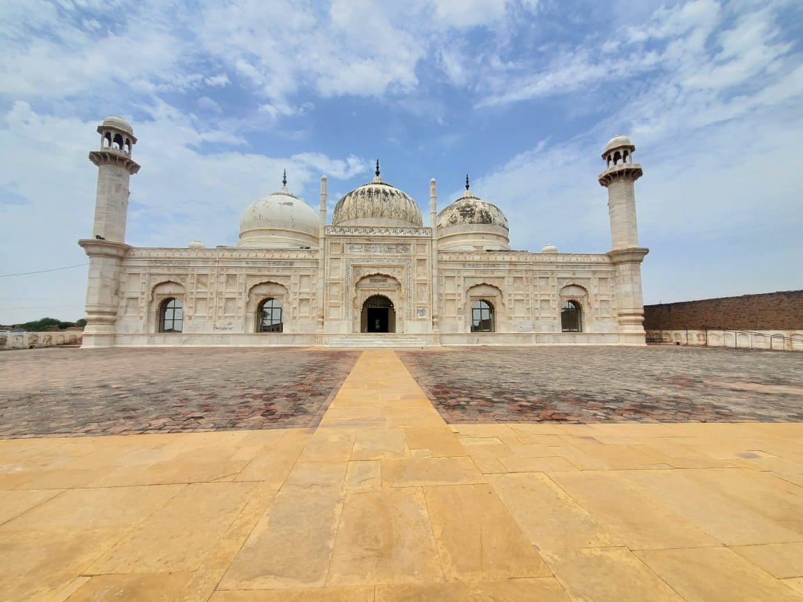 The Beautiful Masjid near Derawar Fort #BeautifulPakistan #Pakistan #PakistanZindabad