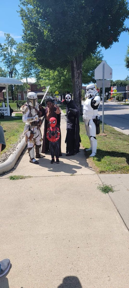 Bloodfin's tweet photo. Yesterday (8/13/22) the Bloodfin Garrison teamed up with @MosEspaBase and Taakure Clan for Franklin Co. Public Library District ComicCon.
#starwarsindiana #501st #mandalorianmercs #Taakureclan #mosespabase #rebellegion https://t.co/CQPlObJAnv