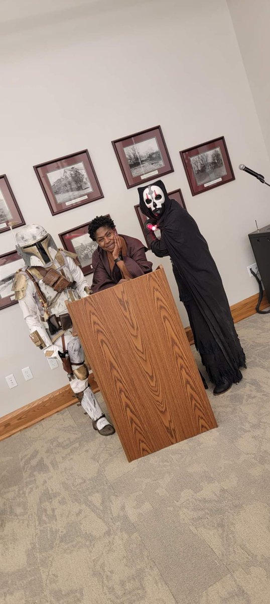 Bloodfin's tweet photo. Yesterday (8/13/22) the Bloodfin Garrison teamed up with @MosEspaBase and Taakure Clan for Franklin Co. Public Library District ComicCon.
#starwarsindiana #501st #mandalorianmercs #Taakureclan #mosespabase #rebellegion https://t.co/CQPlObJAnv