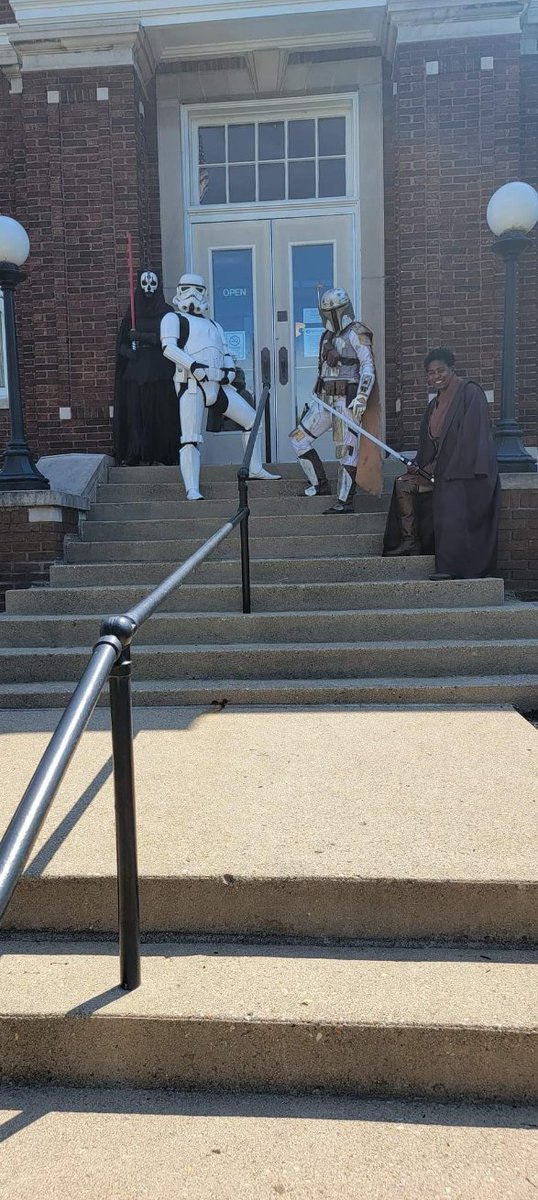 Bloodfin's tweet photo. Yesterday (8/13/22) the Bloodfin Garrison teamed up with @MosEspaBase and Taakure Clan for Franklin Co. Public Library District ComicCon.
#starwarsindiana #501st #mandalorianmercs #Taakureclan #mosespabase #rebellegion https://t.co/CQPlObJAnv