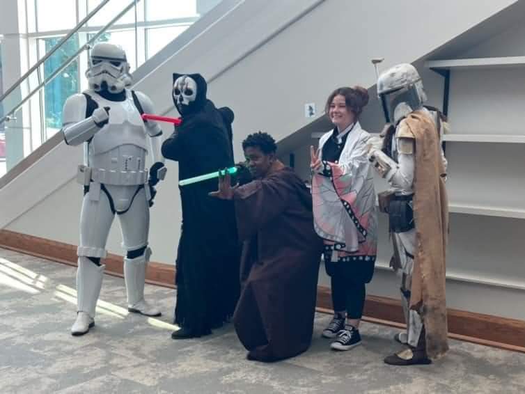 Bloodfin's tweet photo. Yesterday (8/13/22) the Bloodfin Garrison teamed up with @MosEspaBase and Taakure Clan for Franklin Co. Public Library District ComicCon.
#starwarsindiana #501st #mandalorianmercs #Taakureclan #mosespabase #rebellegion https://t.co/CQPlObJAnv