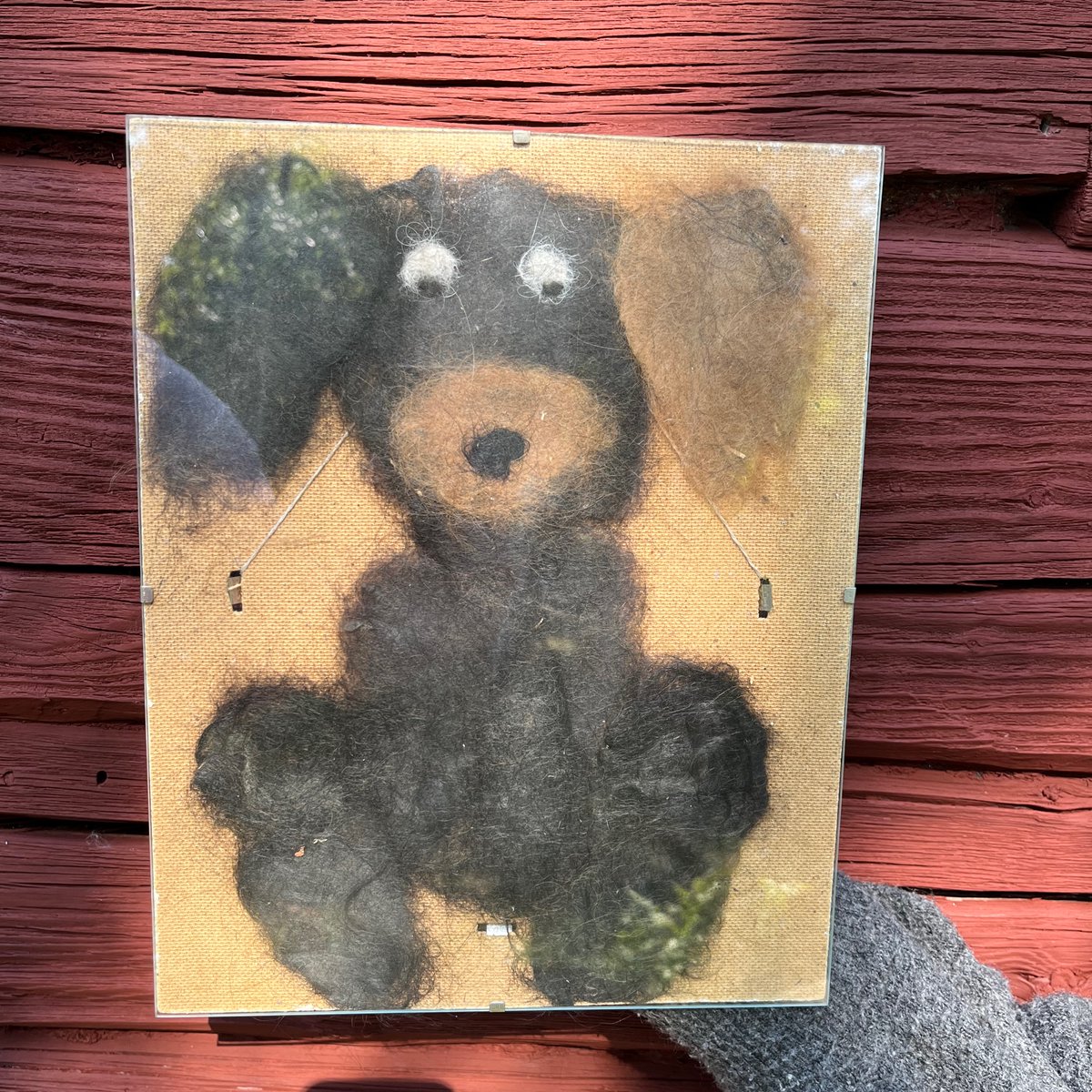 Mökin kätköistä löytyi lähes 20-vuotta vanhaa koirankarvataidetta. Taiteilija itse on kasvanut jo aikuiseksi ja kyseinen lemmikki on jo edesmennyt, mutta taiteessa muistot elävät. 
Rentouttavaa sunnuntaita kaikille!

#hiukka2 #kiertotalous #hiuskuitu #hiukkahyva