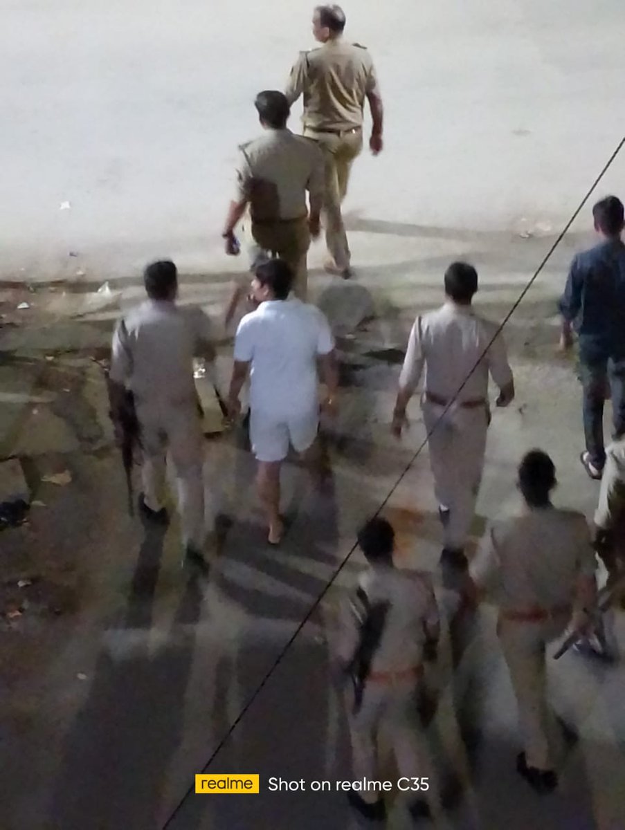 तिरंगा लेकर प्रयागराज से पैदल लखनऊ के लिए निकले 97000भर्ती के अभ्यार्थियों पुलिस ने अरेस्ट किया। <a href="/97k_supertet/">शिक्षक मंच 1.5K</a> <a href="/shikshak_bharti/">आगामी शिक्षक भर्ती उ. प्र. (14K)</a> @KoushindraS <a href="/RajatsinghAU/">रजत सिंह(प्रदेश अध्यक्ष)</a>