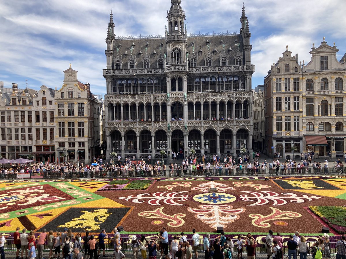 euro_tour's tweet image. ブリュッセル(ベルギー)。
本日の風景より②
市庁舎。四枚目は、バルコニーからの眺め。