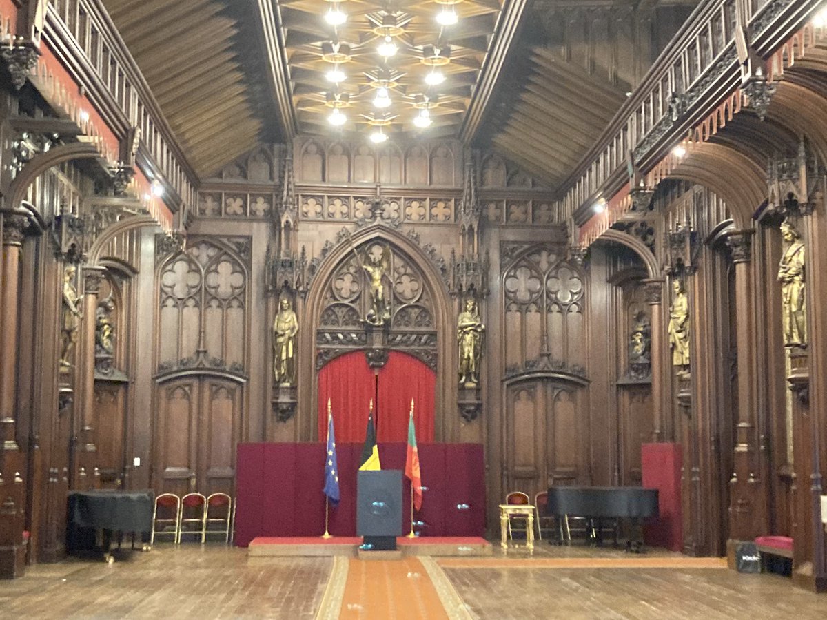 euro_tour's tweet image. ブリュッセル(ベルギー)。
本日の風景より②
市庁舎。四枚目は、バルコニーからの眺め。