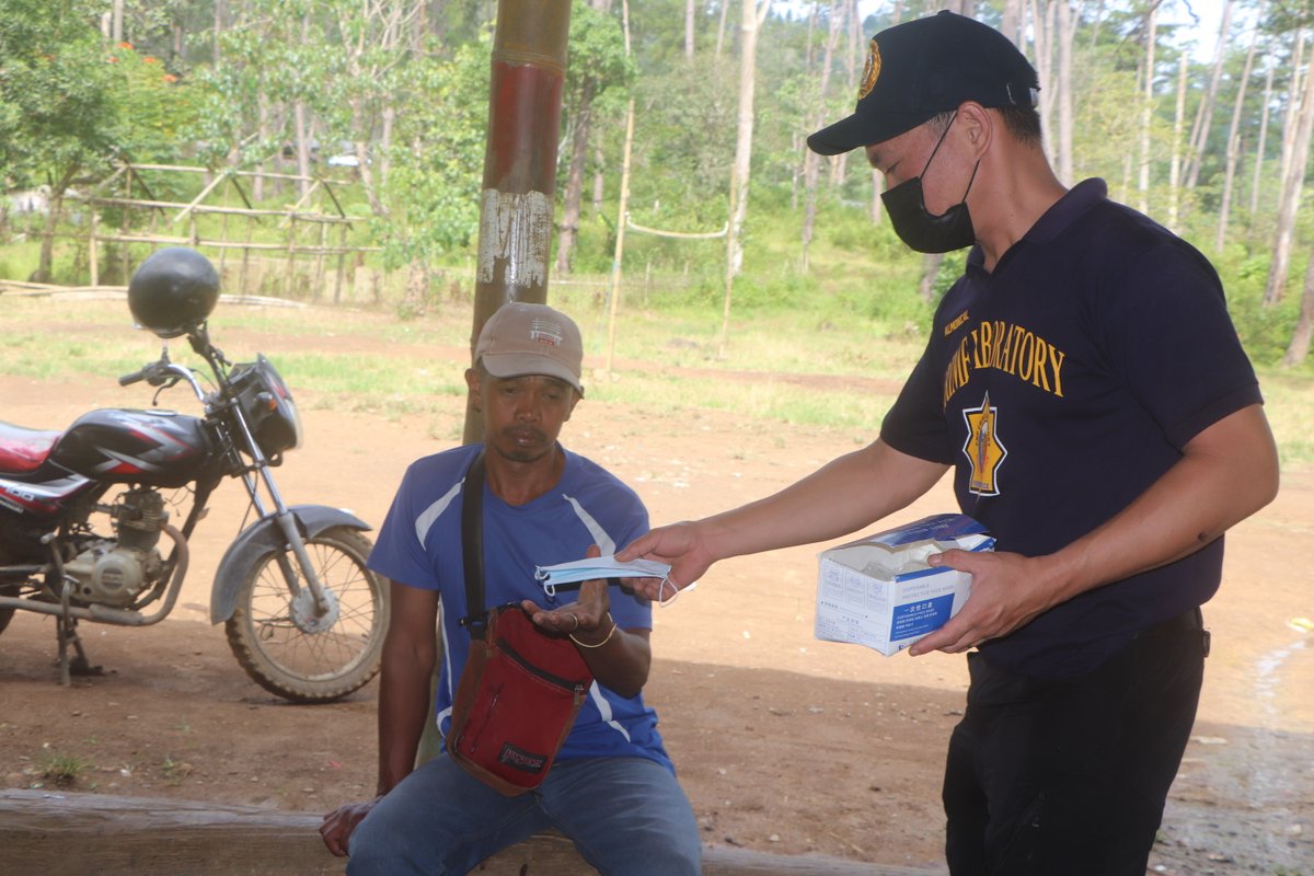 bukpclo's tweet photo. RFU10-BUKPFU
On August 14, 2022 personnel of this office with the supervision of PMAJ KINTHUR E TANDOG, OIC BUKPFU, conducted distribution of free face masks to the individual violating the Minimum Health Safety Protocols at Barangay 1, Malaybalay City, Bukidnon. https://t.co/bQ0uNK9sO9