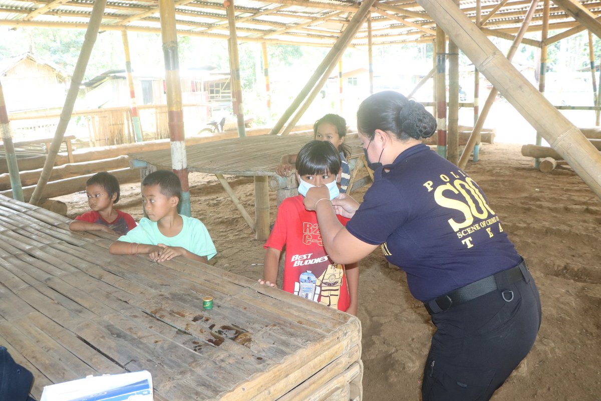 bukpclo's tweet photo. RFU10-BUKPFU
On August 14, 2022 personnel of this office with the supervision of PMAJ KINTHUR E TANDOG, OIC BUKPFU, conducted distribution of free face masks to the individual violating the Minimum Health Safety Protocols at Barangay 1, Malaybalay City, Bukidnon. https://t.co/bQ0uNK9sO9