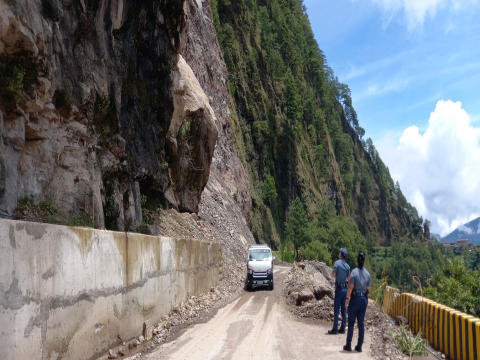 PNPBauko1's tweet photo. Road monitoring!!
Mount Data Cliff, Monamon Sur is passable.....
#ProjectSafeRoadTrip
#TeamPNP 
#WeServeAndProtect 
#PNPKakampiMo https://t.co/7OQMyPKFiw