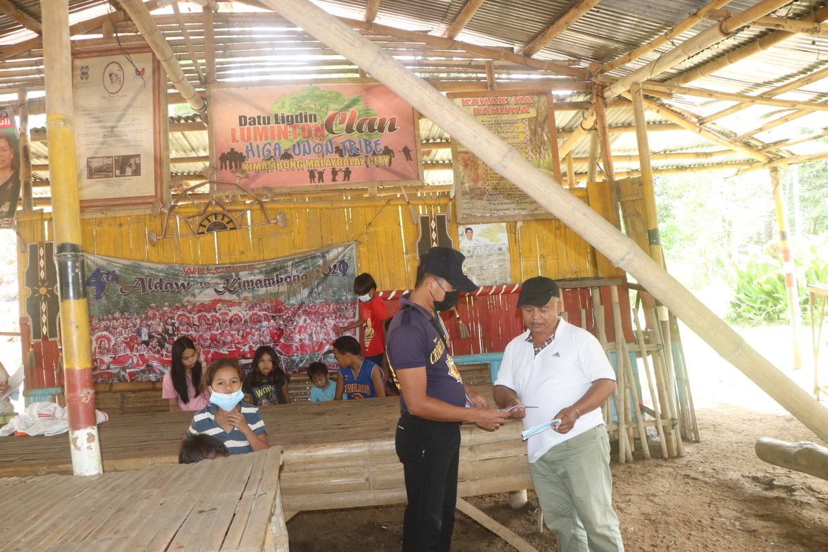 bukpclo's tweet photo. RFU10-BUKPFU
On August 14, 2022 personnel of this Office with the supervision of PMAJ KINTHUR E TANDOG, OIC BUKPFU, conducted information dissemination thru distribution of IEC materials regarding on the importance of crime scene preservation in crime scene investigation. https://t.co/L2AiCXMGV2