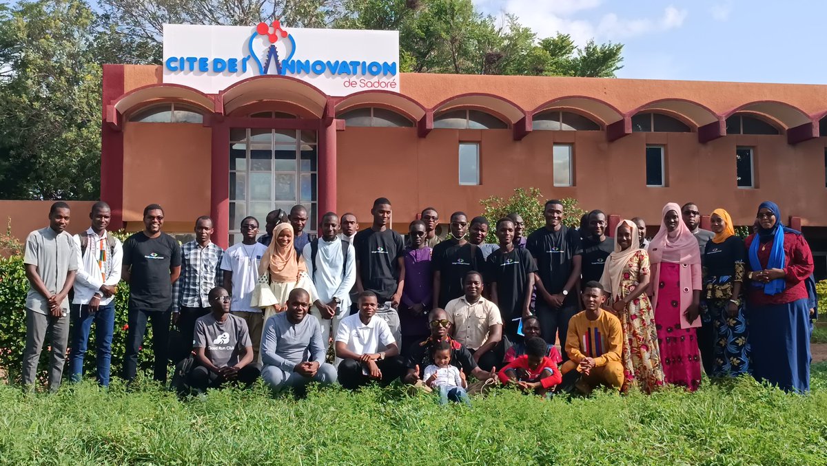 lourwana's tweet photo. C'était une belle occasion hier de rencontrer des jeunes au #GoogleI/O22 du @gdgniamey à la Cité de L'Innovation pour apprendre les nouvelles technologies en cours de @Google . 

#GoogleIO22 #GirlsInICTNiger #DigitalNiger https://t.co/zsGxEDwGxx