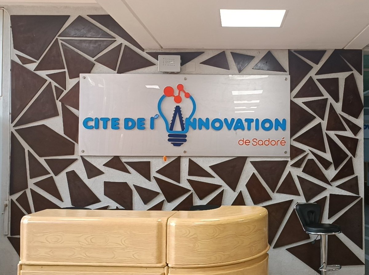 lourwana's tweet photo. C'était une belle occasion hier de rencontrer des jeunes au #GoogleI/O22 du @gdgniamey à la Cité de L'Innovation pour apprendre les nouvelles technologies en cours de @Google . 

#GoogleIO22 #GirlsInICTNiger #DigitalNiger https://t.co/zsGxEDwGxx