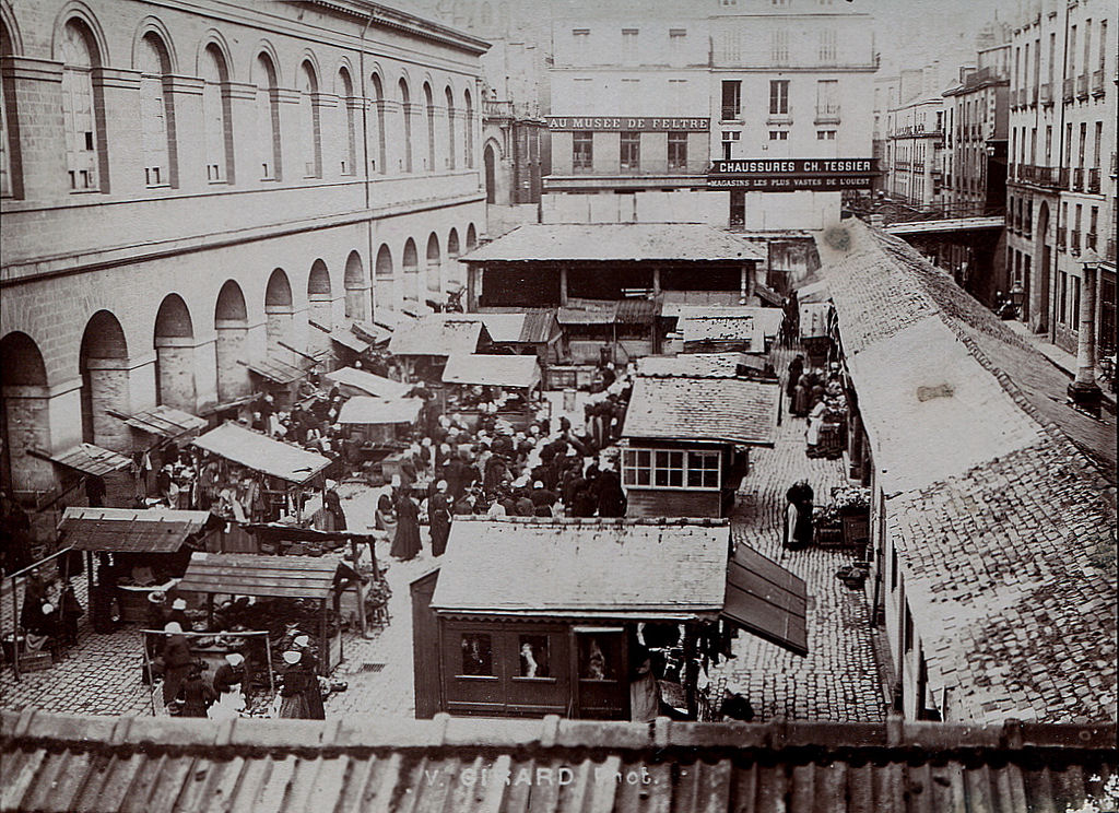 Le marché de Feltre à #Nantes (1902). Parallèle à la rue de l'Arche-Sèche, il se tenait à l'emplacement de l'ancienne Halle aux toiles, ancêtre du musée des Beaux-Arts de Nantes. La grande enseigne de prêt à porter C&amp;A l’occupe actuellement.