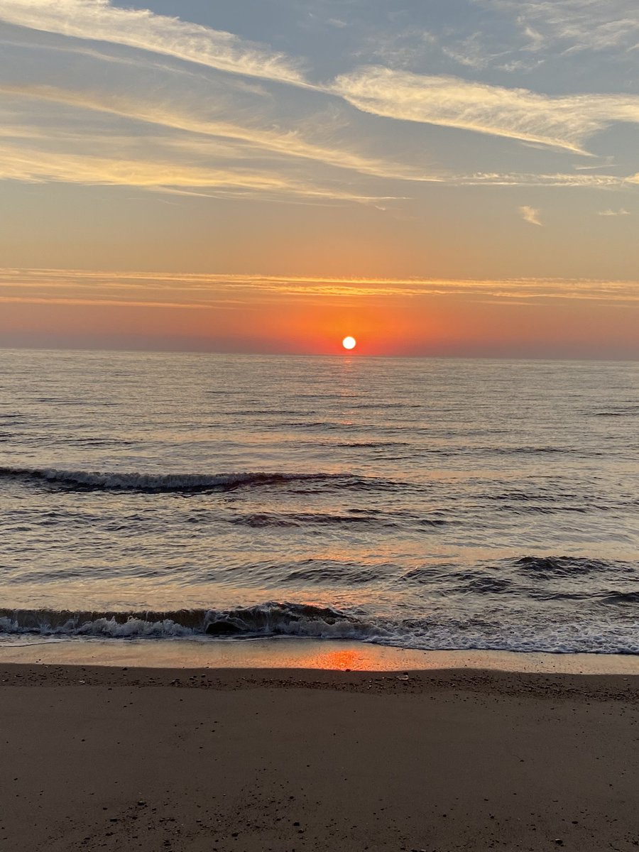 GaryKendrew's tweet photo. Walking my miniature dachshunds on the beach this morning at 05:30 just in time to catch the Sun rising😎 https://t.co/yWxuBEcmZe