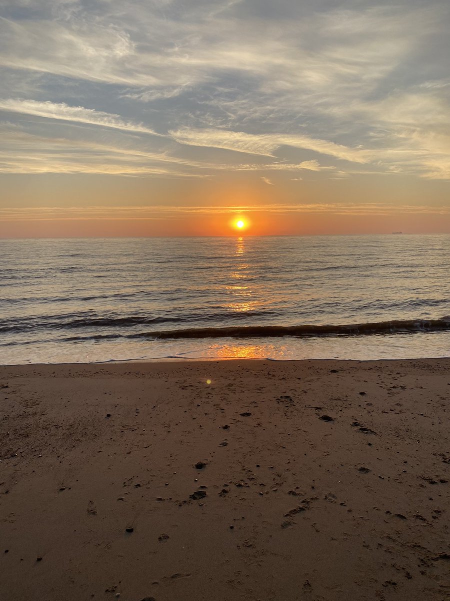 GaryKendrew's tweet photo. Walking my miniature dachshunds on the beach this morning at 05:30 just in time to catch the Sun rising😎 https://t.co/yWxuBEcmZe