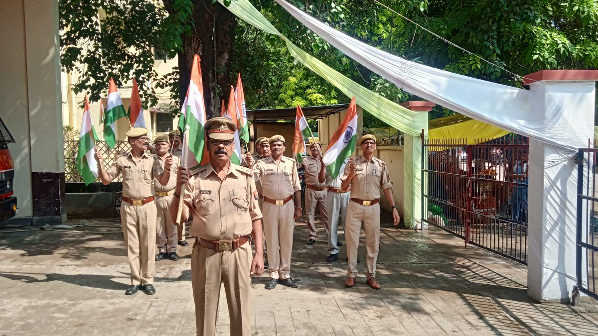 FireHmr's tweet photo. @fireserviceup @hamirpurpolice 
#HarGharTiranga #UPPForTiranga https://t.co/GHM4viHMsY