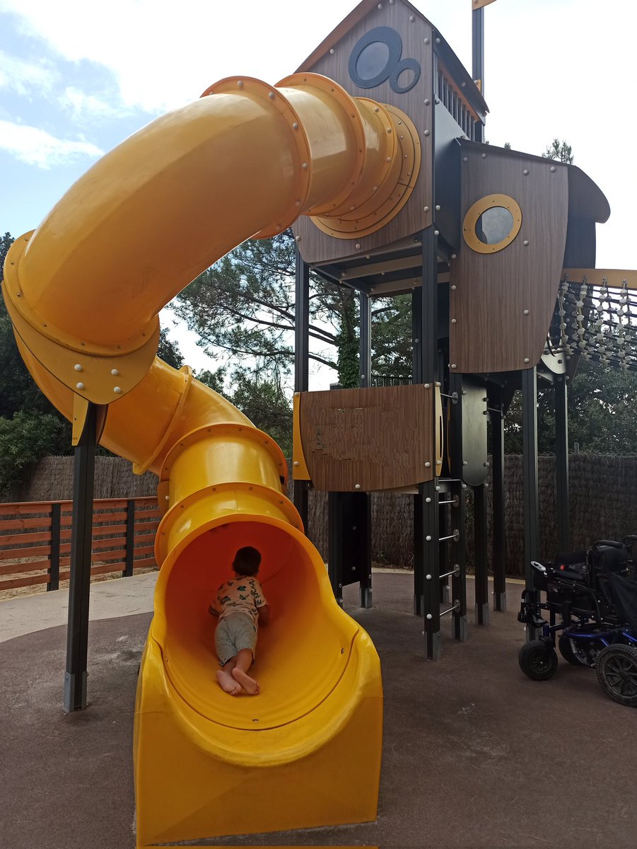 NenSobreRodes's tweet photo. Fins amunt de tot pq pogués tirar-se pel tobogan. 😨#parcsinclusiusJa #parcsAdaptatsJa #parcspertothom #elsmeusbraçosnodonenxmés https://t.co/cZfmrVlexh