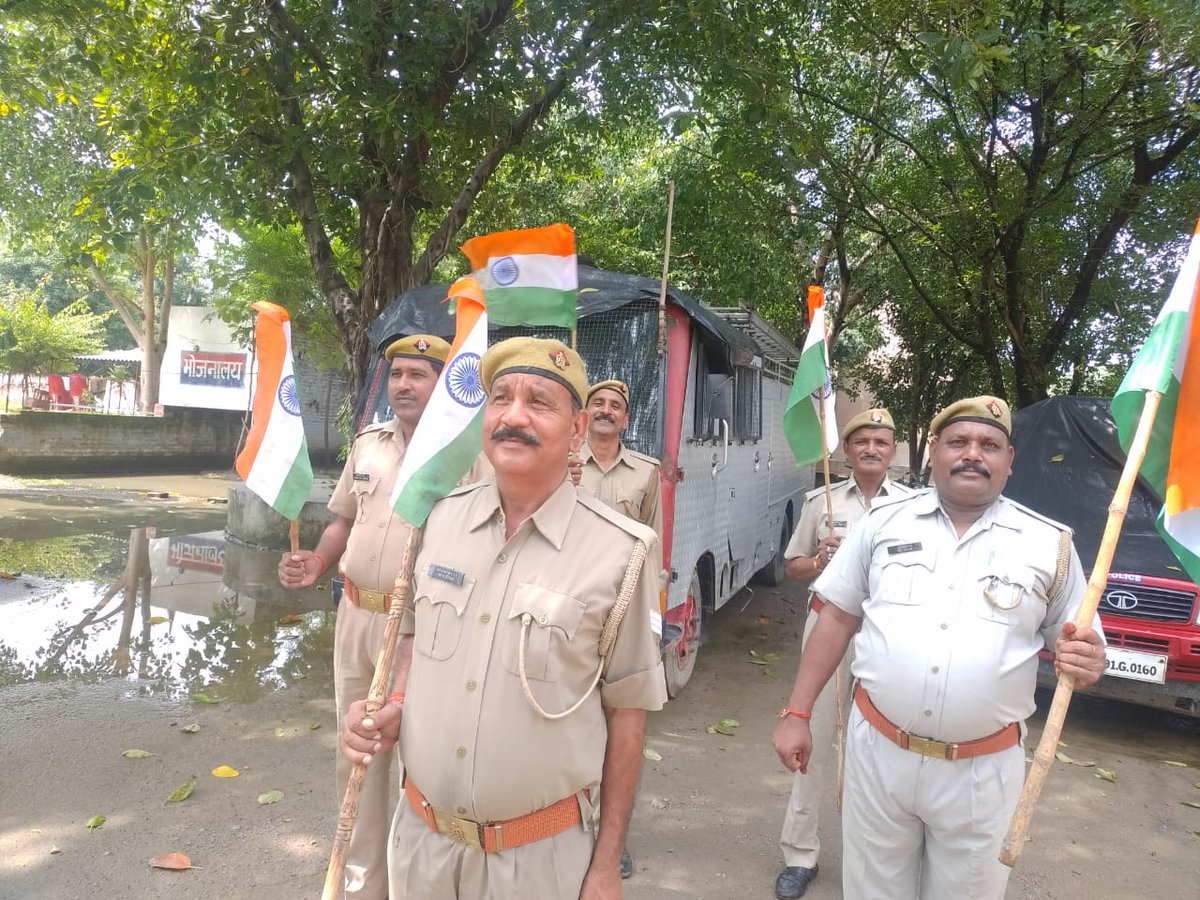 FireHmr's tweet photo. @fireserviceup @hamirpurpolice 
#HarGharTiranga #UPPForTiranga https://t.co/GHM4viHMsY