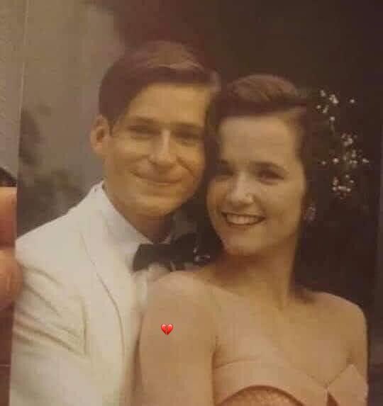 Paul_0110's tweet photo. Kracht van Twitter! 
Ik heb deze foto gevonden op de parkeerplaats bij Ikea Delft.
Op de achterzijde staat "papa en mama 1955" geschreven. 
Deze foto moet dierbaar zijn voor de eigenaar, dus laat dit rondgaan en maak Twitter voor een keer nuttig. 🙏🏻 https://t.co/2rL6Z7VGYB