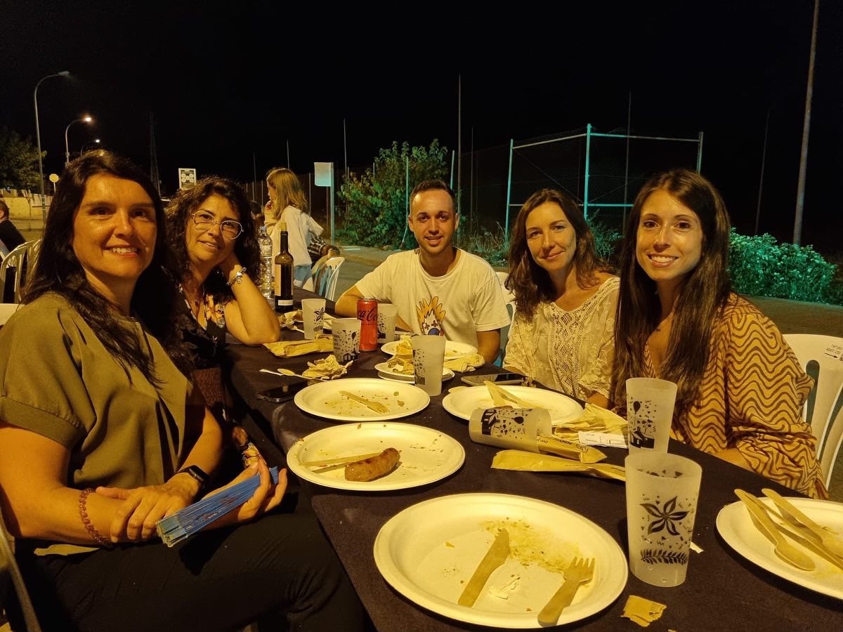 JuntsperTordera's tweet photo. 🍽 Nit fantàstica a Sant Daniel celebrant les festes de la urbanització!
👏Gràcies a l’Associació de Veïns per l’organització!
#FeinadeGovern #Festes #FestaMajor #FM #SantDaniel #Tordera #Junts #JuntsperTordera #Maresme https://t.co/oQlAmwEsuG