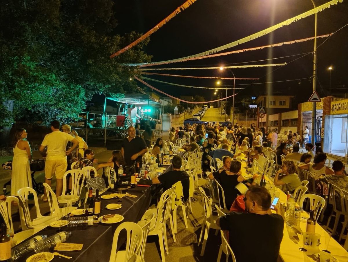 JuntsperTordera's tweet photo. 🍽 Nit fantàstica a Sant Daniel celebrant les festes de la urbanització!
👏Gràcies a l’Associació de Veïns per l’organització!
#FeinadeGovern #Festes #FestaMajor #FM #SantDaniel #Tordera #Junts #JuntsperTordera #Maresme https://t.co/oQlAmwEsuG