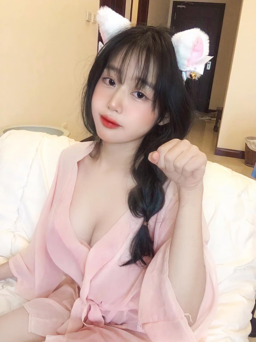 TYanlian's tweet photo. Một mình cô đơn lạc lõng trên phố đông, cần lắm một vòng tay! https://t.co/WFotd7Td6H