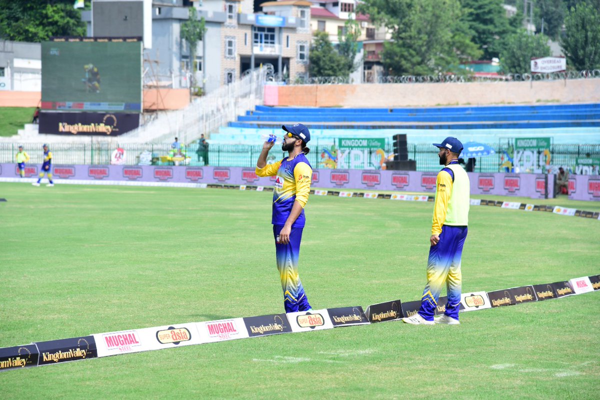 Cricwick's tweet photo. 𝑺𝒕𝒂𝒚𝒊𝒏𝒈 𝒉𝒚𝒅𝒓𝒂𝒕𝒆𝒅 🥵

@simadwasim beating the heat at the Muzaffarabad Cricket Stadium 🥤

#KPL2022 #KheloAazadiSe #KingdomValleyKPL #KLvMR https://t.co/pnlqdkXTXj