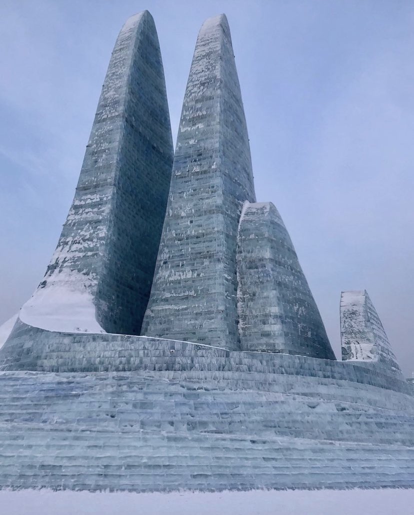 Assiko22's tweet photo. Le Festival de sculptures sur glace et de neige de Harbin (哈尔滨国际冰雪节) ❄️🇨🇳

A Harbin en Chine, le climat est très froid en hiver, (peut atteindre −38,1 °C) 

« La population a par conséquent développé une culture intimement liée à la neige et à la glace. »

📷 clairma88 https://t.co/lYmaU75HSG