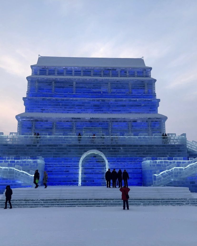 Assiko22's tweet photo. Le Festival de sculptures sur glace et de neige de Harbin (哈尔滨国际冰雪节) ❄️🇨🇳

A Harbin en Chine, le climat est très froid en hiver, (peut atteindre −38,1 °C) 

« La population a par conséquent développé une culture intimement liée à la neige et à la glace. »

📷 clairma88 https://t.co/lYmaU75HSG