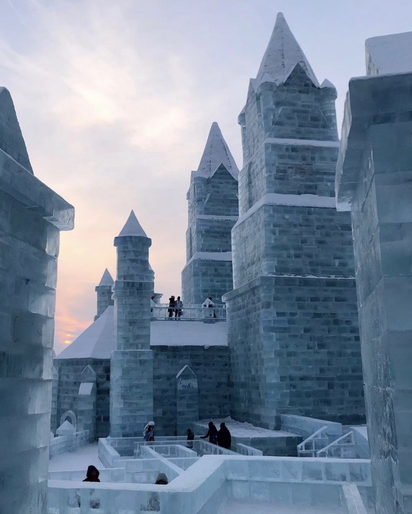 Assiko22's tweet photo. Le Festival de sculptures sur glace et de neige de Harbin (哈尔滨国际冰雪节) ❄️🇨🇳

A Harbin en Chine, le climat est très froid en hiver, (peut atteindre −38,1 °C) 

« La population a par conséquent développé une culture intimement liée à la neige et à la glace. »

📷 clairma88 https://t.co/lYmaU75HSG
