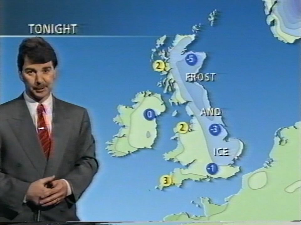 Schafernaker's tweet photo. It’s ridiculous how many have become obsessed with this “red map conspiracy”. We used thermal maps 20yrs ago too. There’s red in France to show intense heat in 2000. Even the discs were orange at 25°, now they are WHITE so it’s clearer. Everything looks different. Same in winter! https://t.co/f993yt0D0n