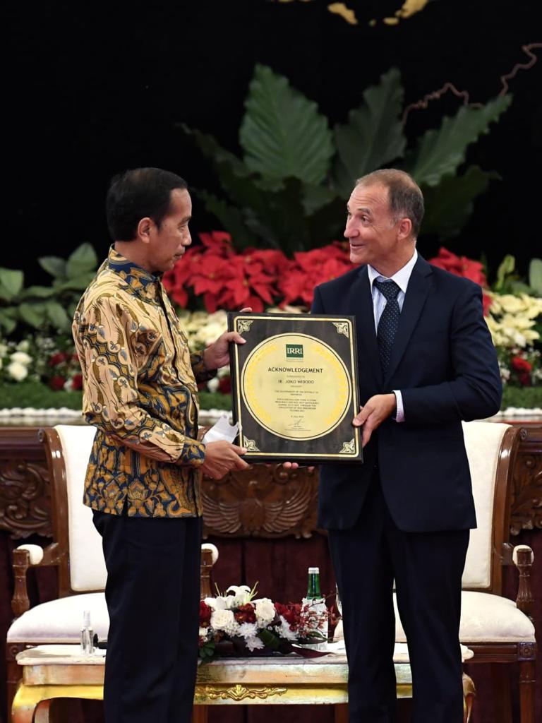Indonesia mencapai swasembada beras, bahkan surplus dalam 3 tahun terakhir. Bahkan, sesuai data BPS, stok beras nasional April 2022 mencapai 10,2 juta ton. 

Atas pencapaian itu, Indonesia menerima Certificate of Acknowledgement dari Institut Penelitian Padi Internasional (IRRI).