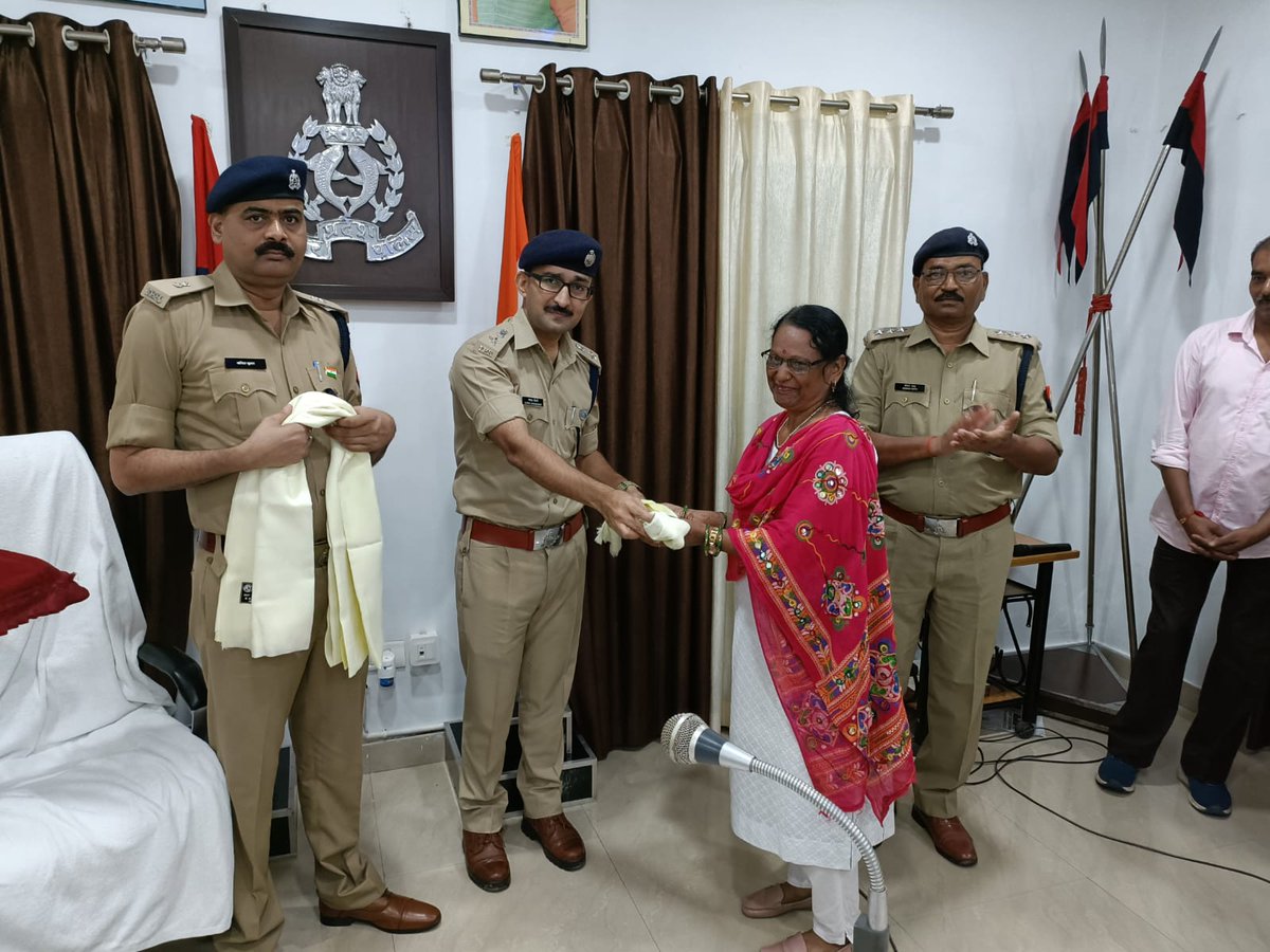 #आजादीके_75वेंअमृत_महोत्सव के क्रम में #SPLTP के द्वारा रिजर्व पुलिस लाइंस में जनपद में रहने वाले सेवानिवृत्त पुलिस अधिकारियों कर्मचारियों को आमंत्रित कर उन्हें सम्मानित किया गया । #HarGharTiranga में प्रतिभाग करने हेतु प्रेरित किया गया । #UPPolice4Tiranga