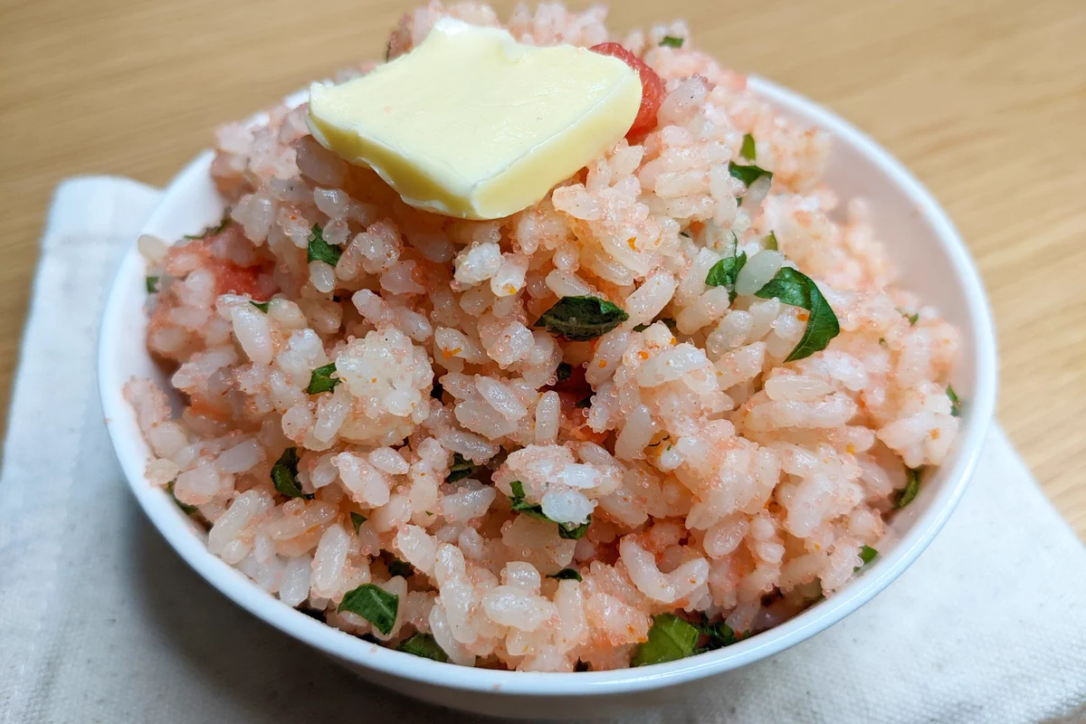 この組み合わせは反則級の旨さ！大葉とバターの混ぜ込み明太ごはん。